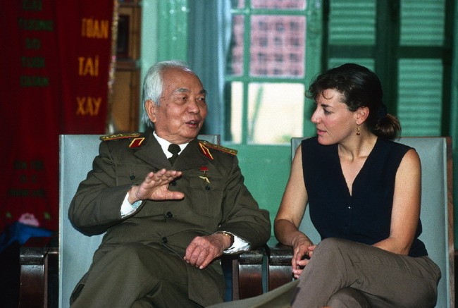 Nhà báo Catherine Karnow và Đại tướng Võ Nguyên Giáp, năm 1994. Ảnh: Catherine Karnow.